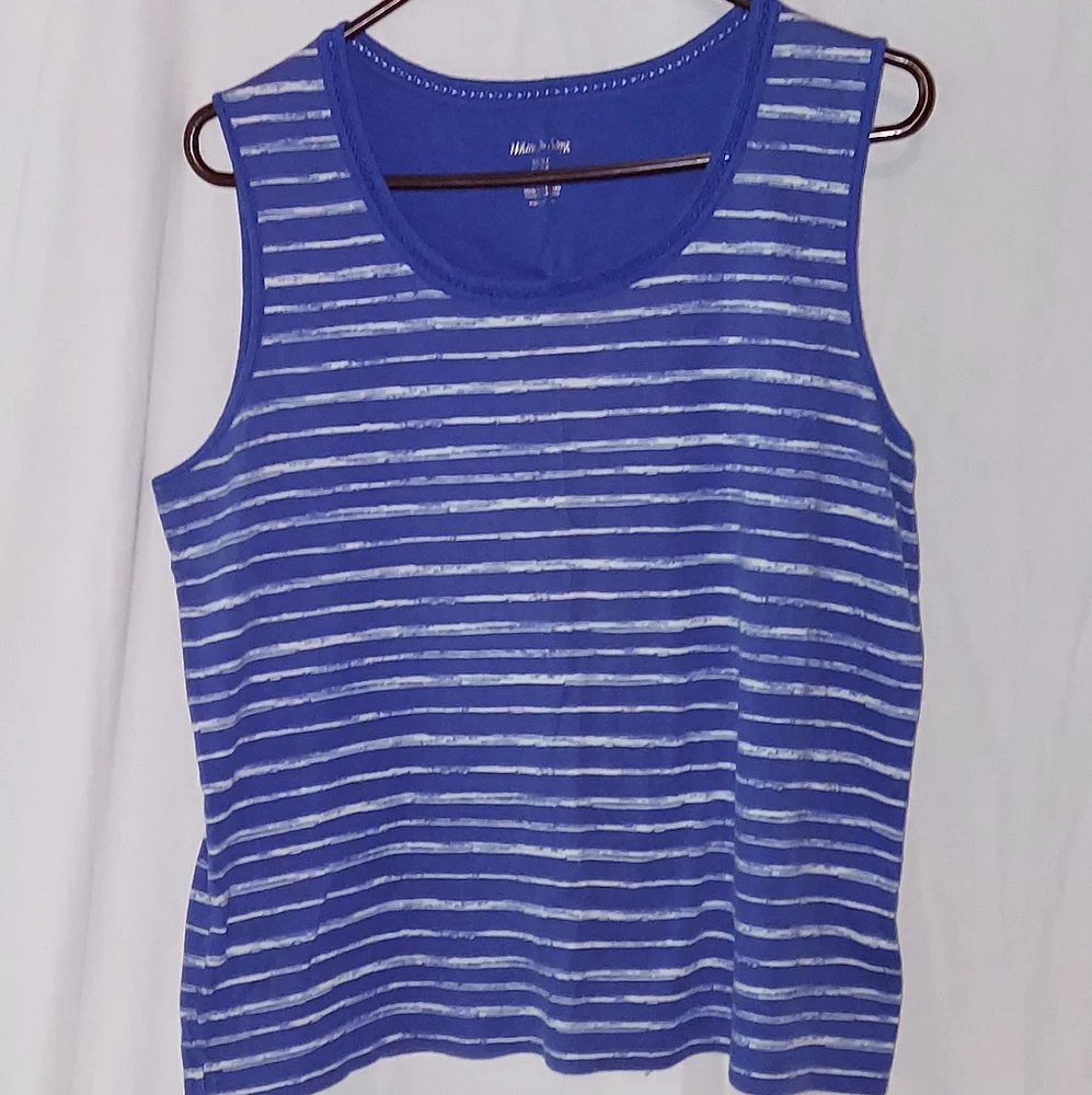 Sleeveless shirt - Picture 1 of 3